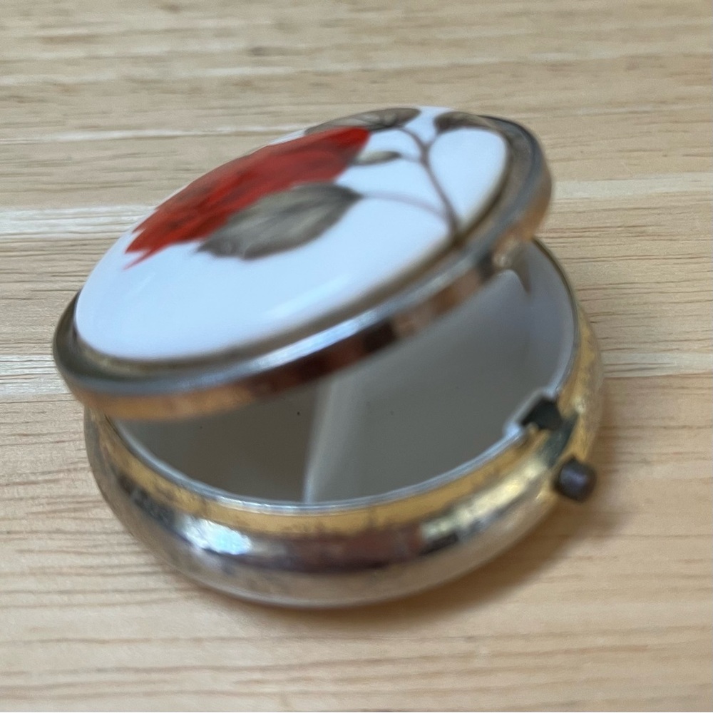 Vintage (?) pill Box Red Rose Flower Divided Made in Japan - Picture 13 of 14